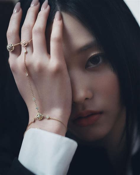 kpop idols wearing dior necklace